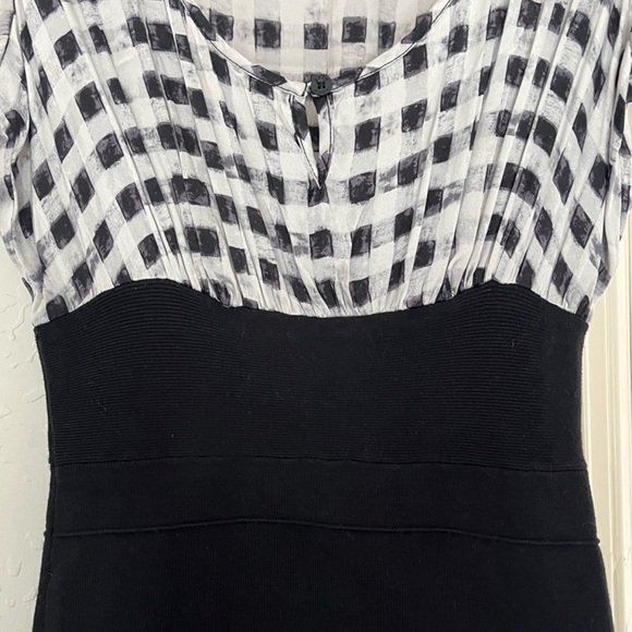 Super cute Bebe fitted dress with scoop neck top - Picture 3 of 3